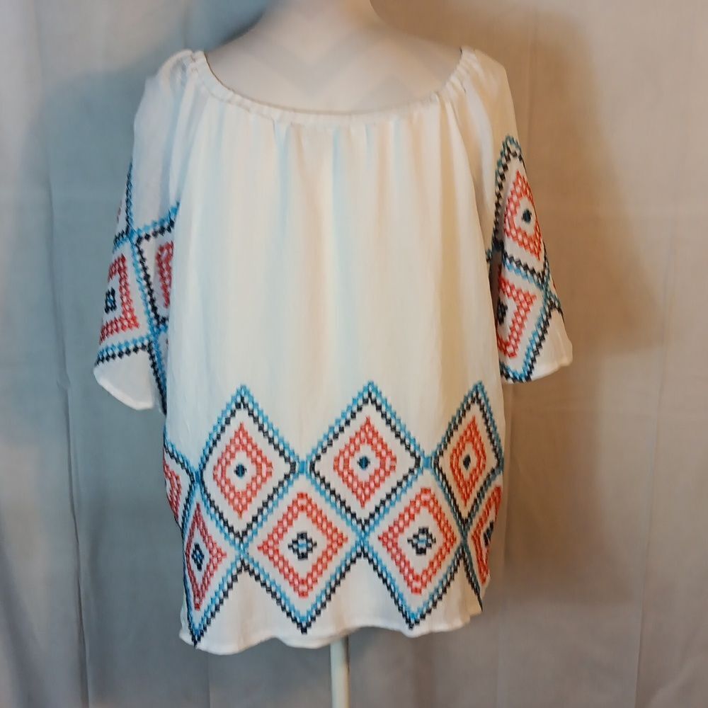 New Direction White Geometric Top - Picture 4 of 7